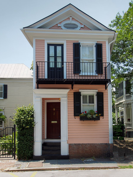 Fun things to do in Charleston : The Pink House.